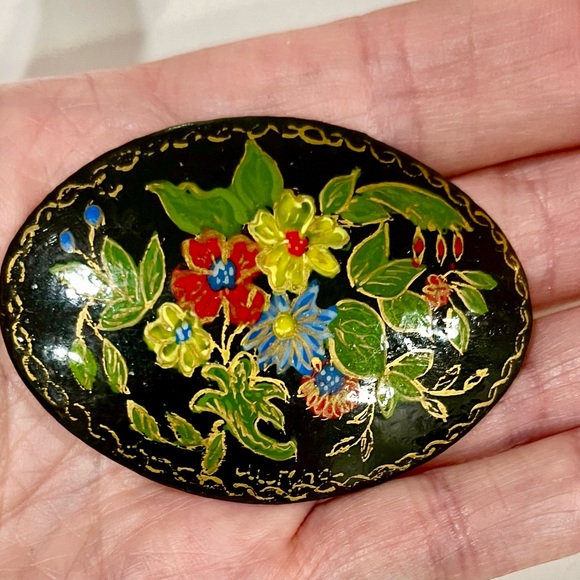 Vintage hand-painted black Russian lacquer wood brooch. roses bouquet, EUC - Picture 7 of 7